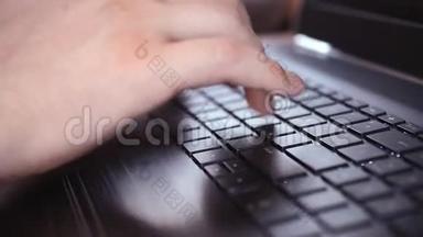 笔记本电脑键盘输入。在笔记本电脑键盘上用手触摸打字。